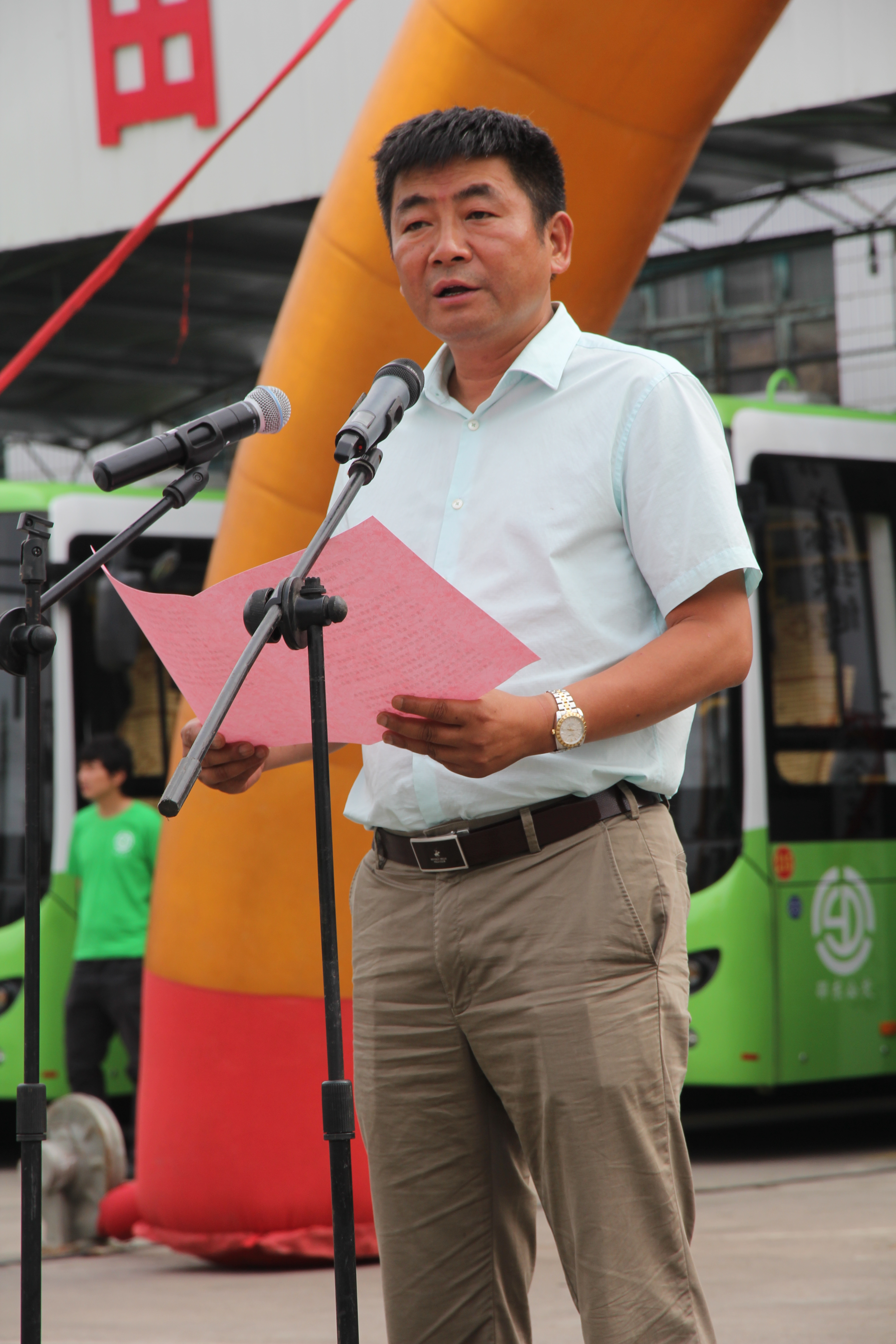 圖為純電動公交車整裝待發(fā)。圖為市民在試乘純電動公交車